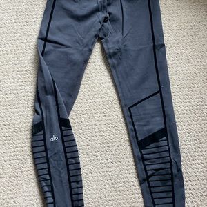 Alo yoga black leggings (Motto style)